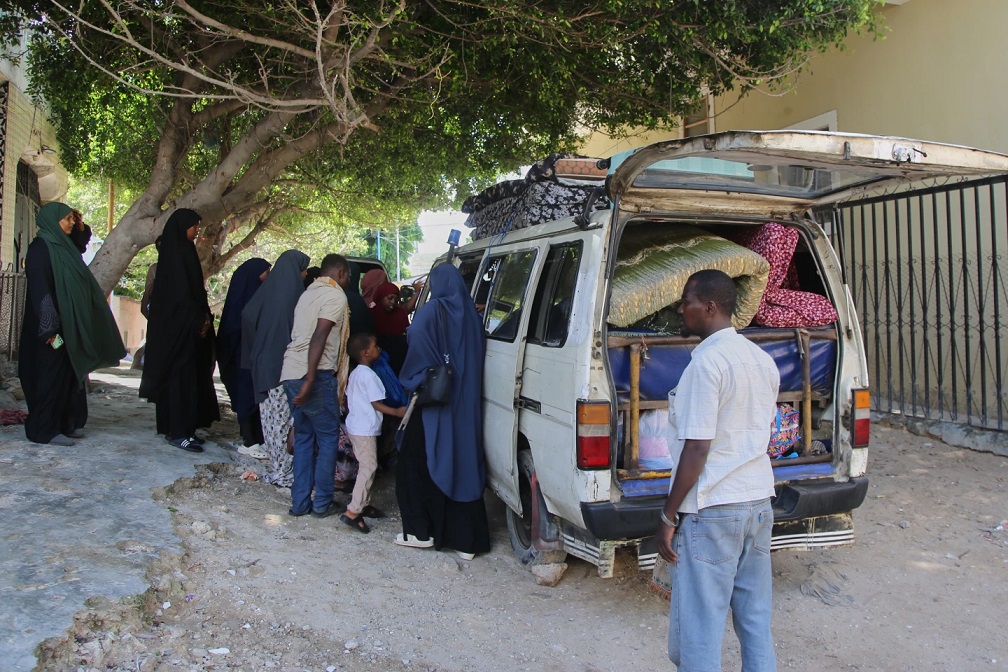 Qoysas ku barakacay dagaalka Muqdisho.jpg